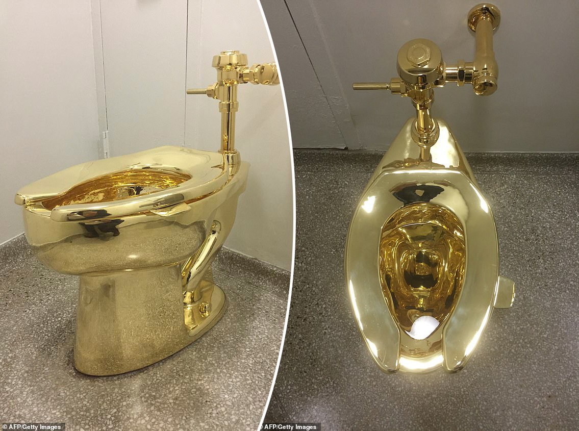 Lắp đặt toilet dát vàng 18 kara để công chúng sử dụng