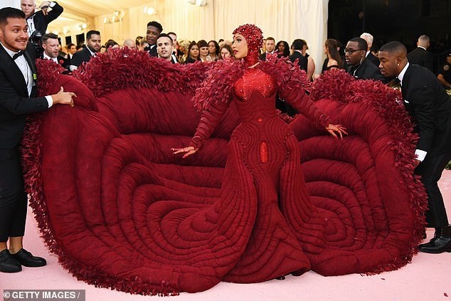 Cardi B gây choáng với váy siêu cầu kỳ