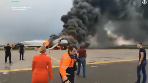 Khoảnh khắc hai tiếp viên hàng không bất lực nhìn máy bay Nga cháy ngùn ngụt