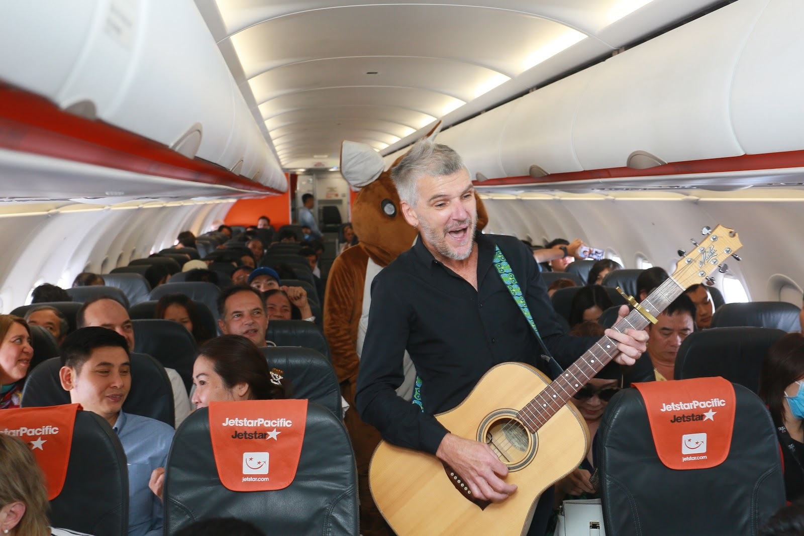Đại sứ và Tổng lãnh sự Úc mang “đặc sản” nước mình đến hành khách Jetstar