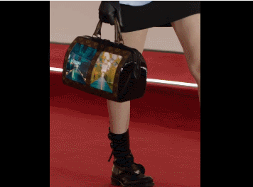 Louis Vuitton ra mắt bộ sưu tập túi xách... tích hợp màn hình cảm ứng cong