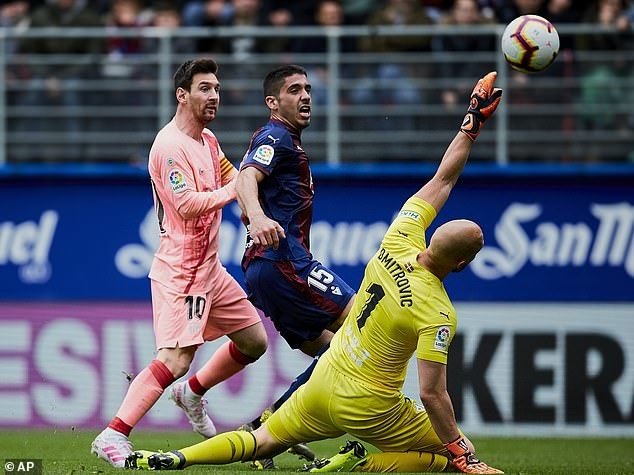 Eibar 2-2 Barcelona: Cú đúp của Messi