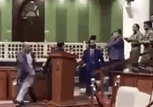 Nghị sĩ Afghanistan cầm dao dọa đâm đối thủ trong phiên họp quốc hội