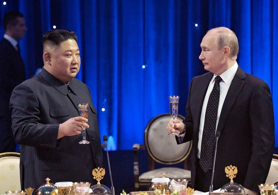 Sự cố hy hữu trong lễ đón ông Kim Jong-un tại Nga