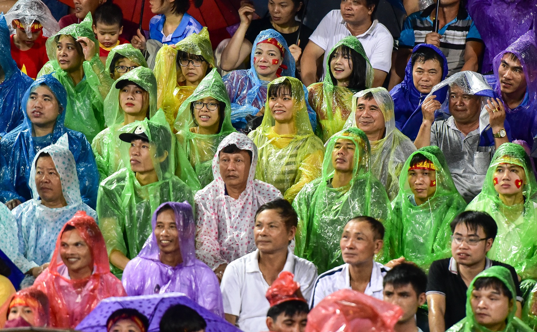 Cổ động viên đội mưa cổ vũ U23 Việt Nam trong trận thắng U23 Myanmar