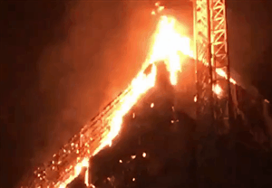 Tòa tháp chọc trời Ba Lan bốc cháy “phừng phừng” như ngọn đuốc trong đêm