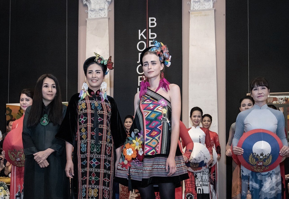 Rực rỡ áo dài Việt Nam, những mẫu thời trang đỉnh cao thu hút công chúng Nga