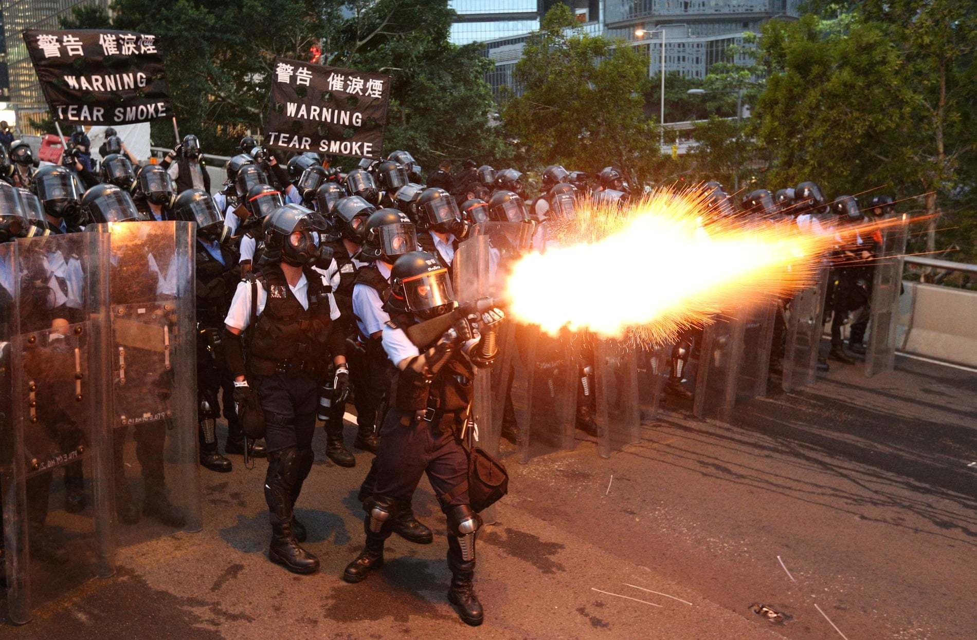 Hong Kong tạm đóng cửa các văn phòng chính quyền do “sức nóng” biểu tình