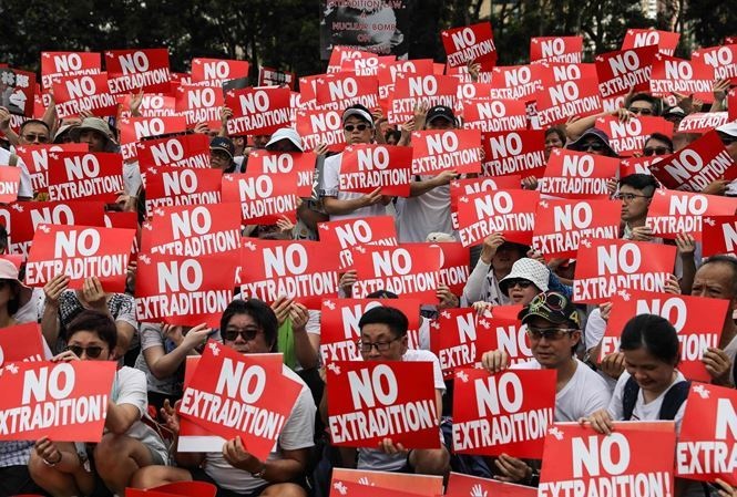 Hong Kong chia rẽ về cách tháo ngòi khủng hoảng