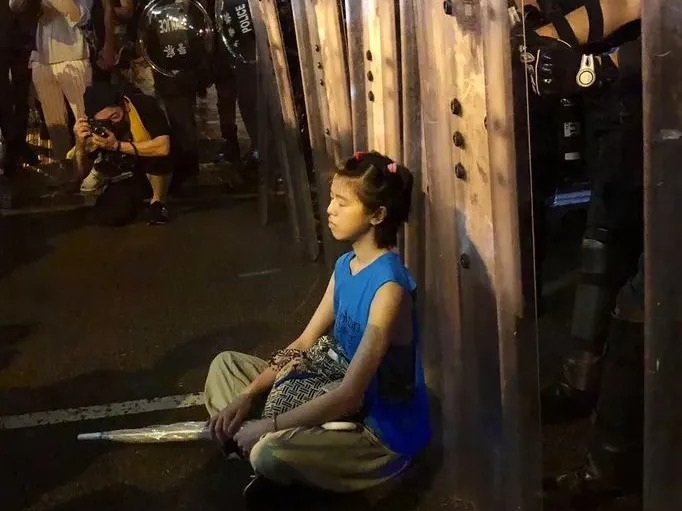 “Cô gái khiên chắn” - biểu tượng của phong trào biểu tình chống dự luật dẫn độ Hong Kong