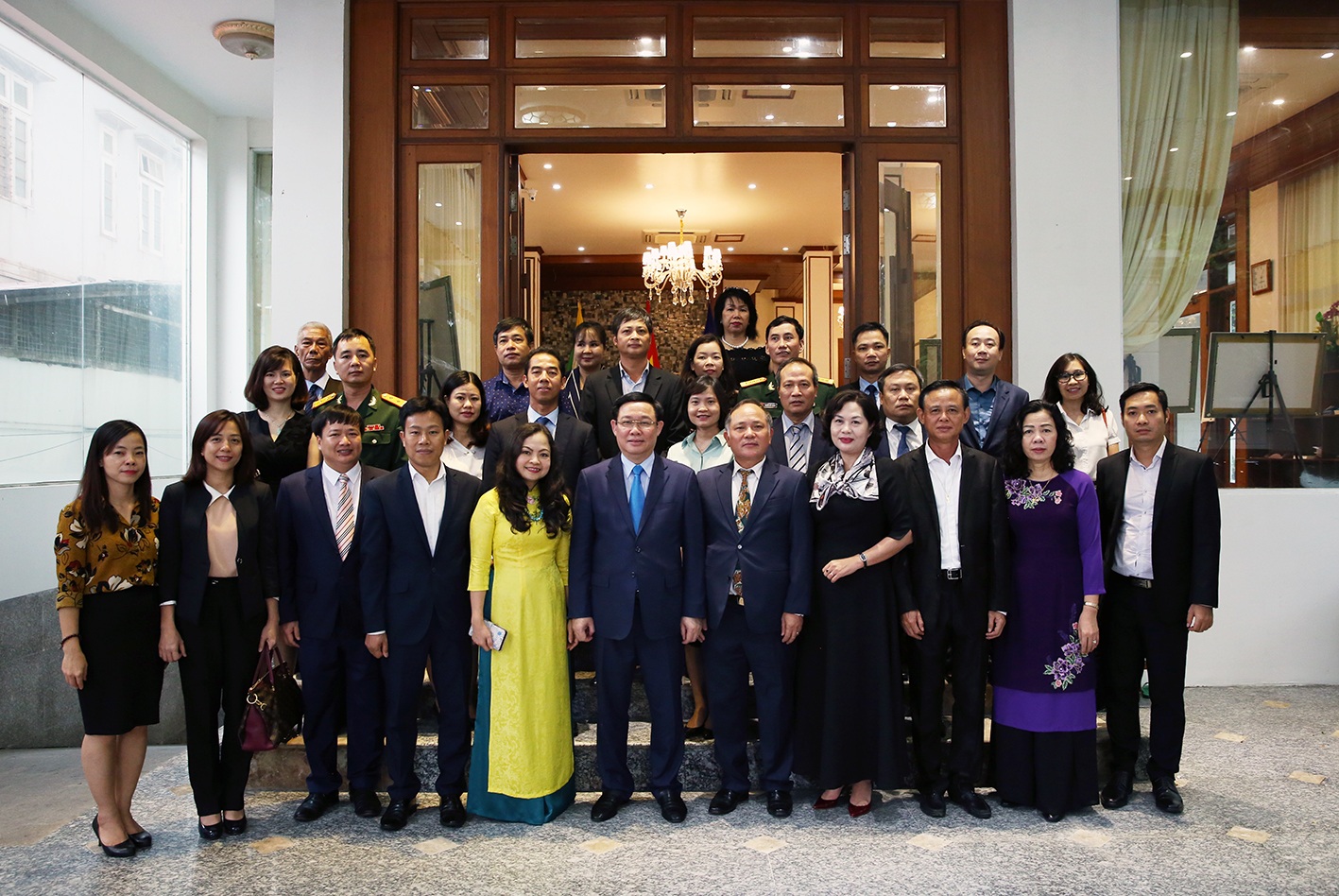 Phó Thủ tướng Vương Đình Huệ gặp gỡ cộng đồng người Việt tại Myanmar