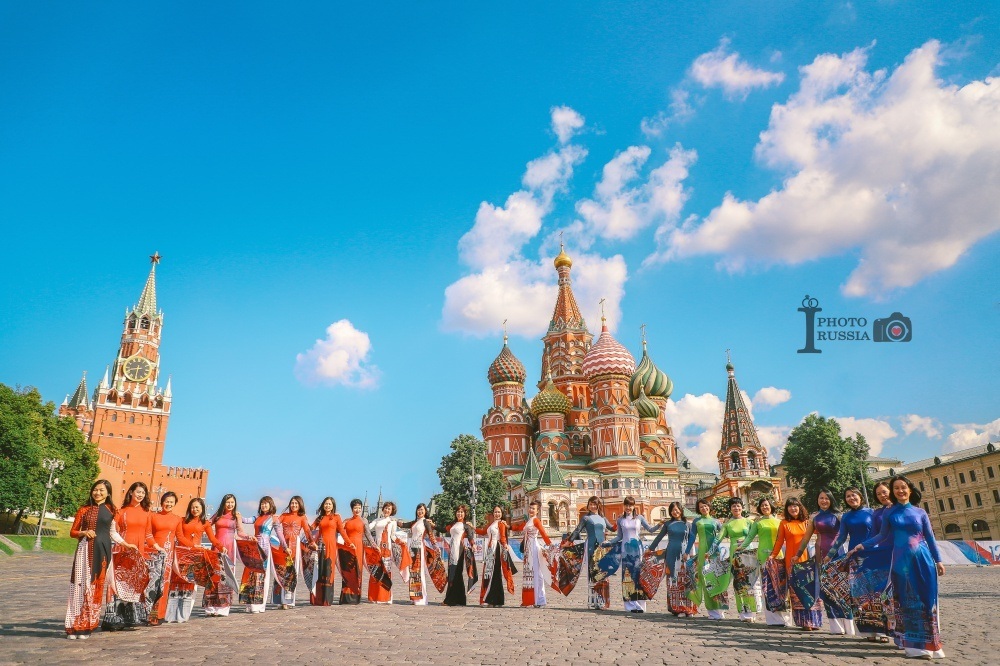 Rạng rỡ áo dài Việt trước cung điện Kremlin
