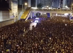 Clip “đoàn người biểu tình Hồng Kông rẽ lối nhường đường xe cấp cứu” gây ấn tượng tuần qua