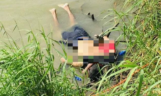 Mỹ tranh cãi nảy lửa vì bức ảnh "sốc" chụp cha con di dân chết đuối úp mặt