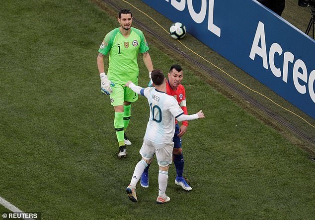 HLV Argentina tức giận khi Messi nhận thẻ đỏ trước Chile