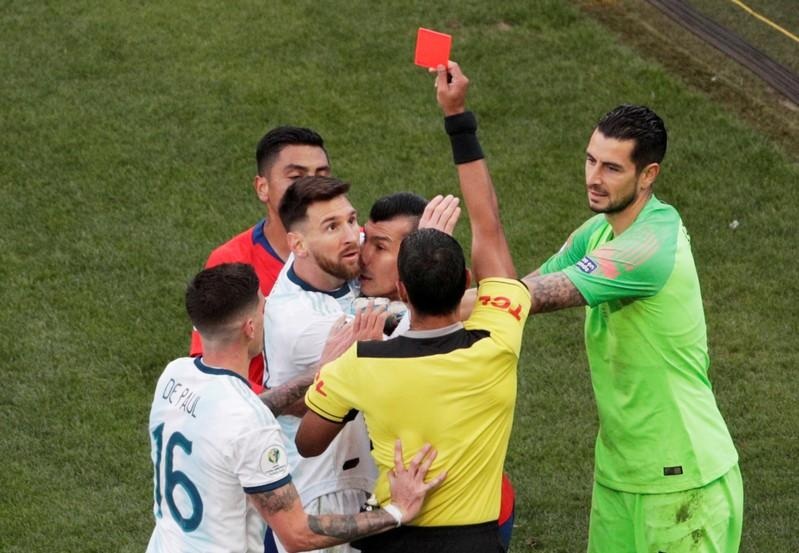 Messi tức giận với trọng tài sau khi nhận thẻ đỏ