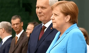 Thủ tướng Merkel run lẩy bẩy lần thứ 3 trong một tháng