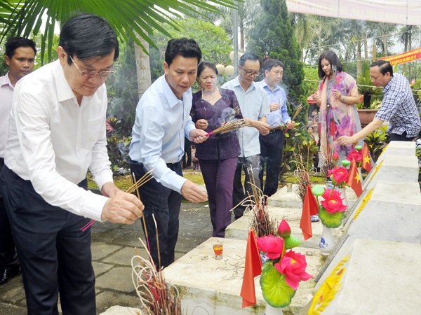 Nguyên Chủ tịch nước Trương Tấn Sang viếng Nghĩa trang Liệt sĩ Quốc gia Vị Xuyên