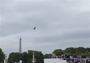 Độc đáo màn trình diễn “lính bay” trong diễu binh quốc khánh Pháp