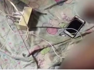 Bị điện giật tử vong vì nằm ngủ cạnh smartphone đang cắm sạc