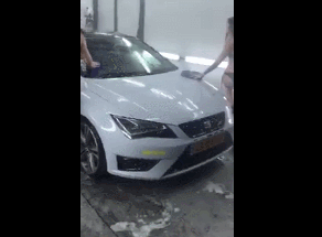 Clip “người đẹp bikini gặp tai nạn bất ngờ khi đang rửa xe” gây sốt tuần qua