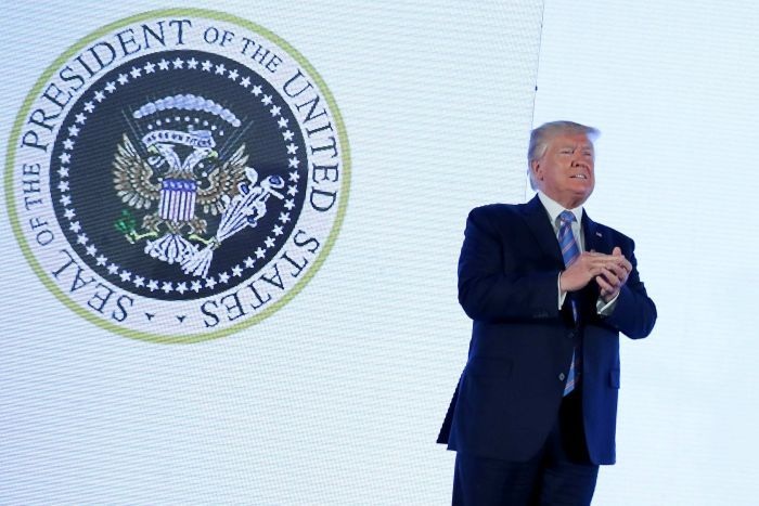 Ông Trump phát biểu trước huy hiệu tổng thống giả in hình đại bàng Nga