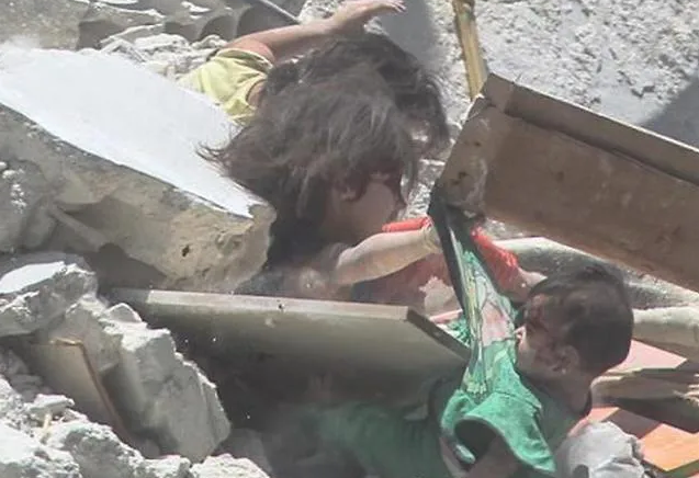 Ảnh bé gái Syria 5 tuổi cứu em từ ngôi nhà trúng tên lửa gây “ám ảnh”