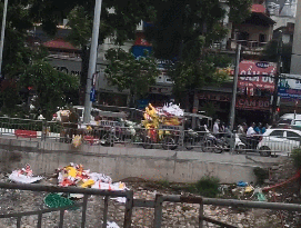 Clip “thản nhiên vứt từng túi rác lớn xuống sông Tô Lịch” khiến dân mạng phẫn nộ