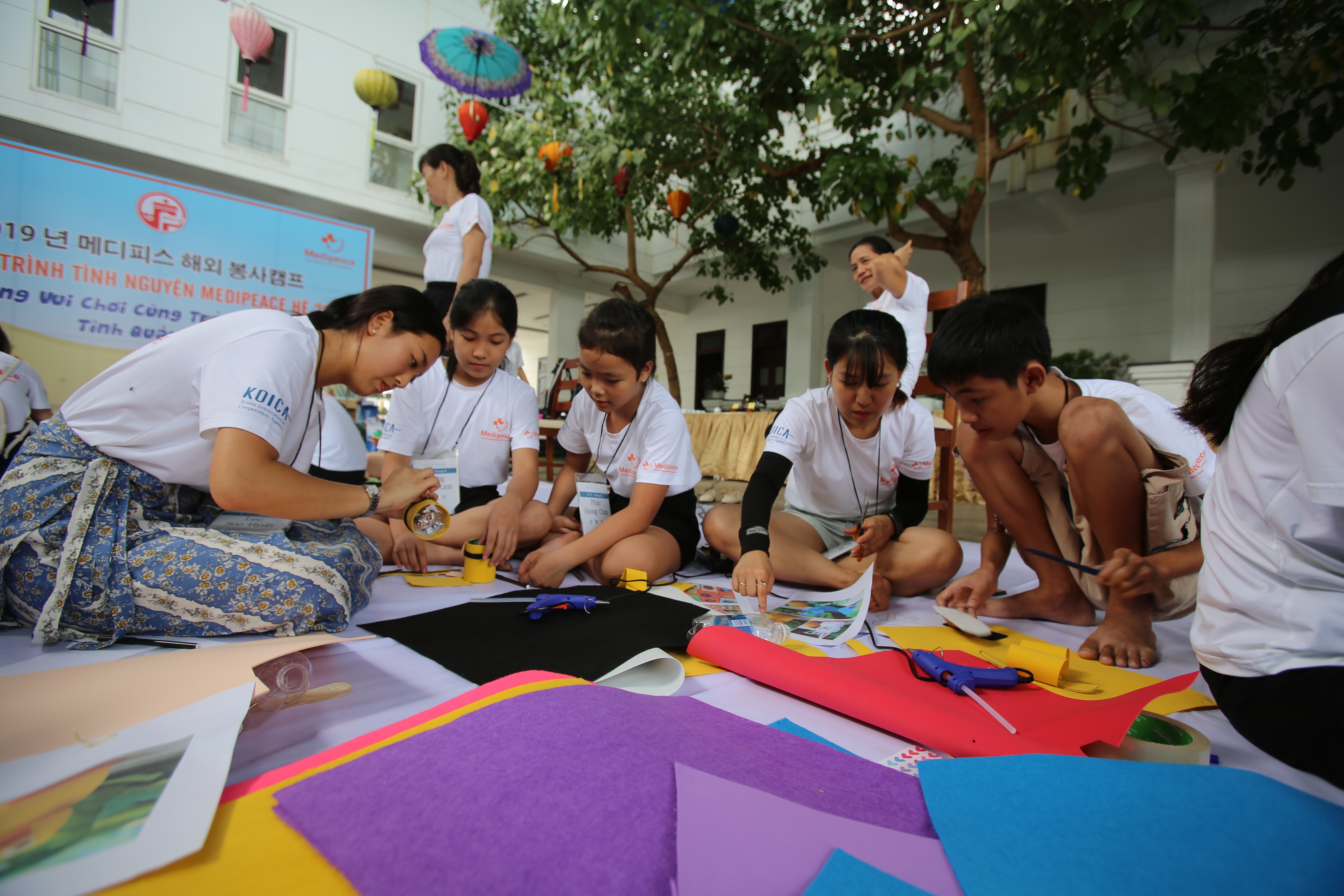 Sinh viên Hàn Quốc giao lưu cùng trẻ em khuyết tật Quảng Trị