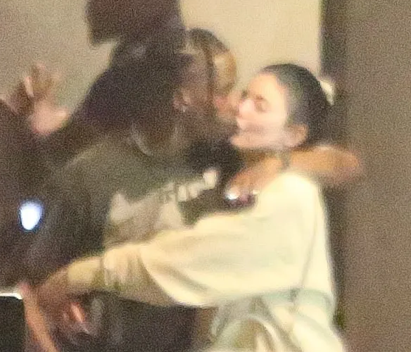 Kylie Jenner tình tứ đi ăn cùng bạn trai