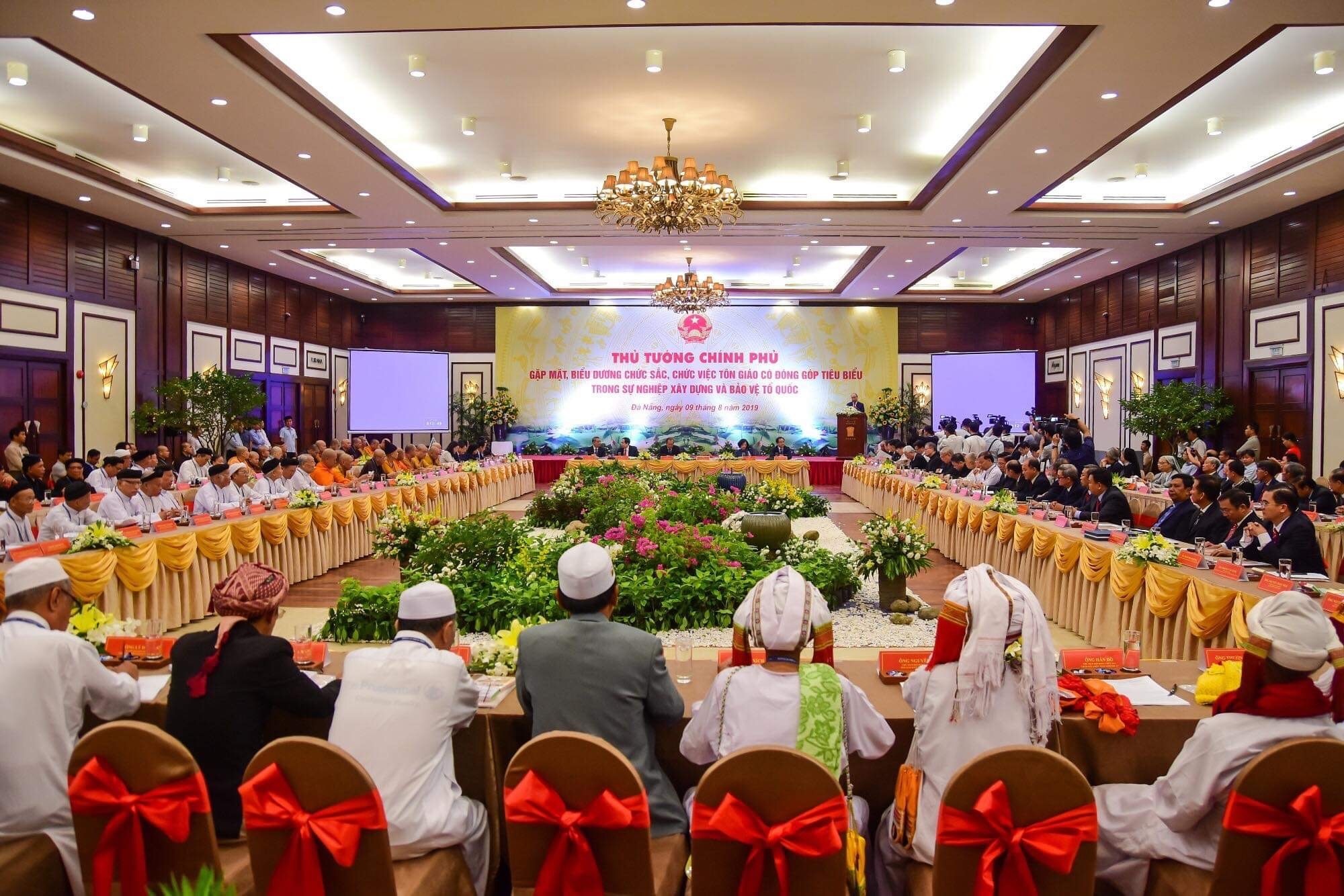 Thủ tướng Nguyễn Xuân Phúc gặp mặt các chức sắc tôn giáo tiêu biểu