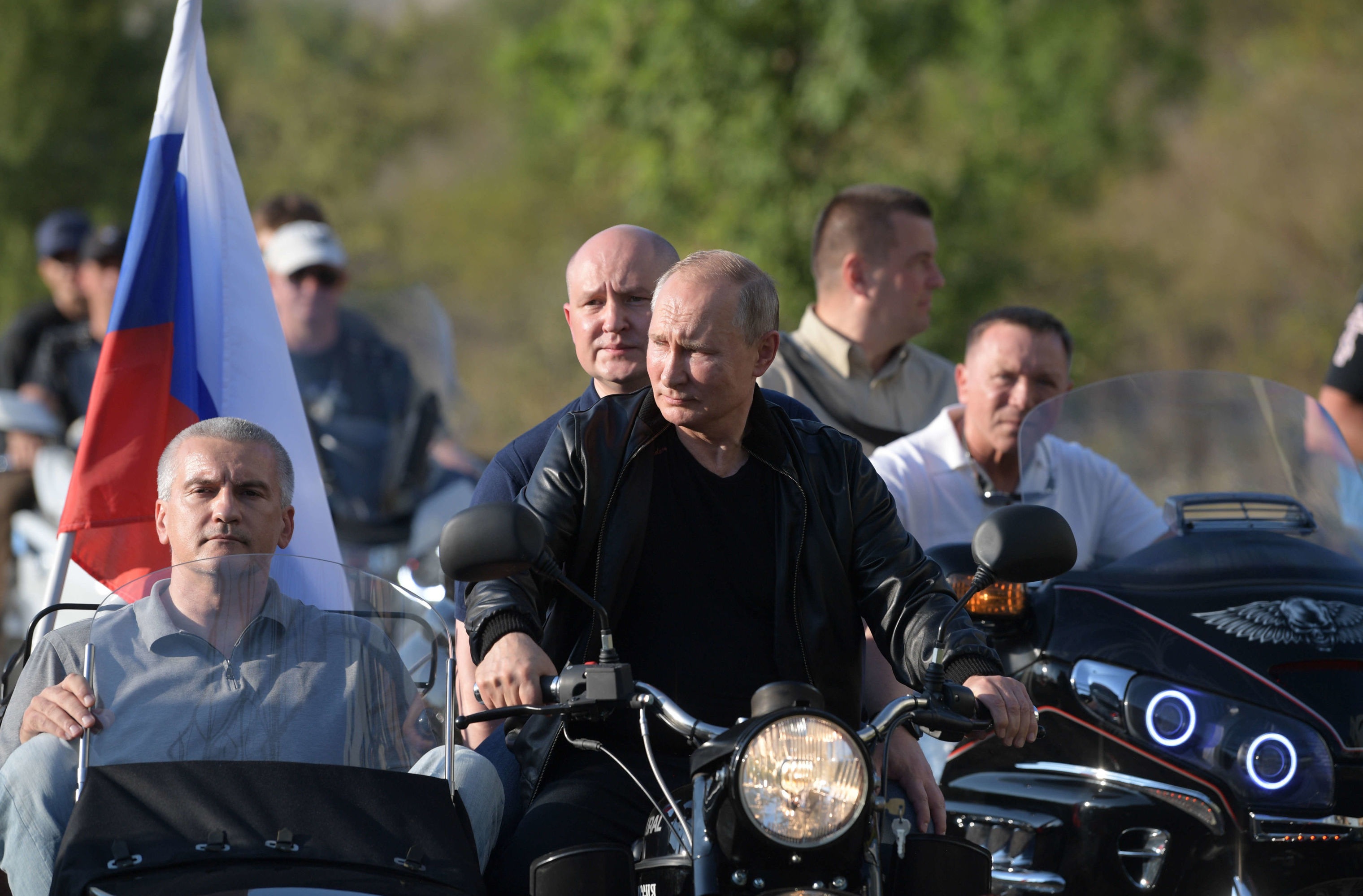 Ông Putin diện áo da, cưỡi xe máy phân khối lớn ở Crimea