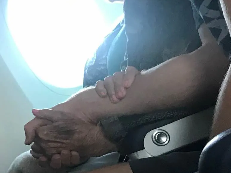 Chàng trai nắm tay và động viên bà cụ 96 tuổi suốt hành trình một chuyến bay