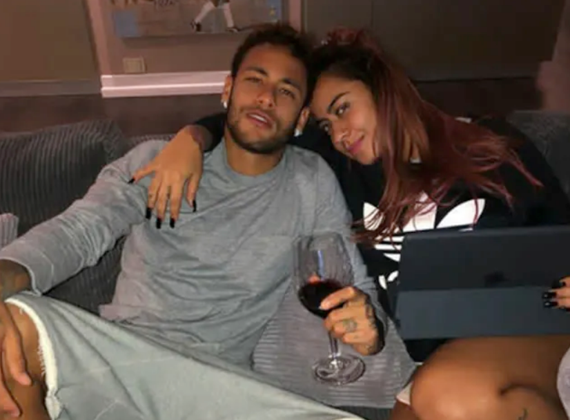 Cổ động viên tẩy chay, Neymar vẫn được cô em gái xinh đẹp bảo vệ