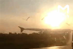 Video chim lao vào động cơ làm máy bay Nga chở 233 người tiếp đất bằng bụng