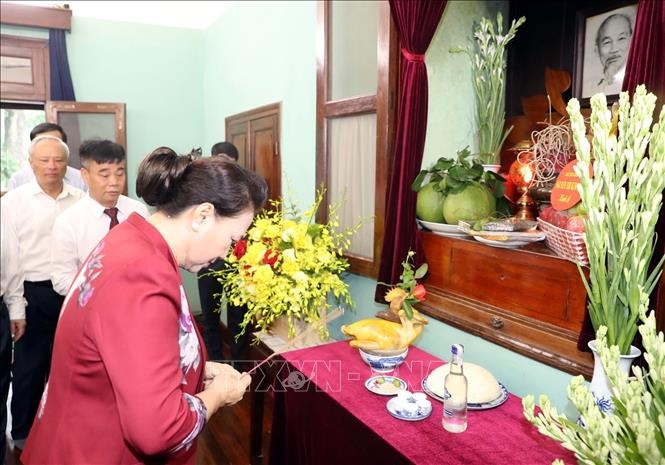 Chủ tịch Quốc hội dâng hương, tưởng niệm Chủ tịch Hồ Chí Minh tại Nhà 67