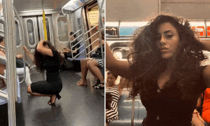 Người phụ nữ tự tin chụp ảnh “tự sướng” trên tàu điện ngầm đông đúc