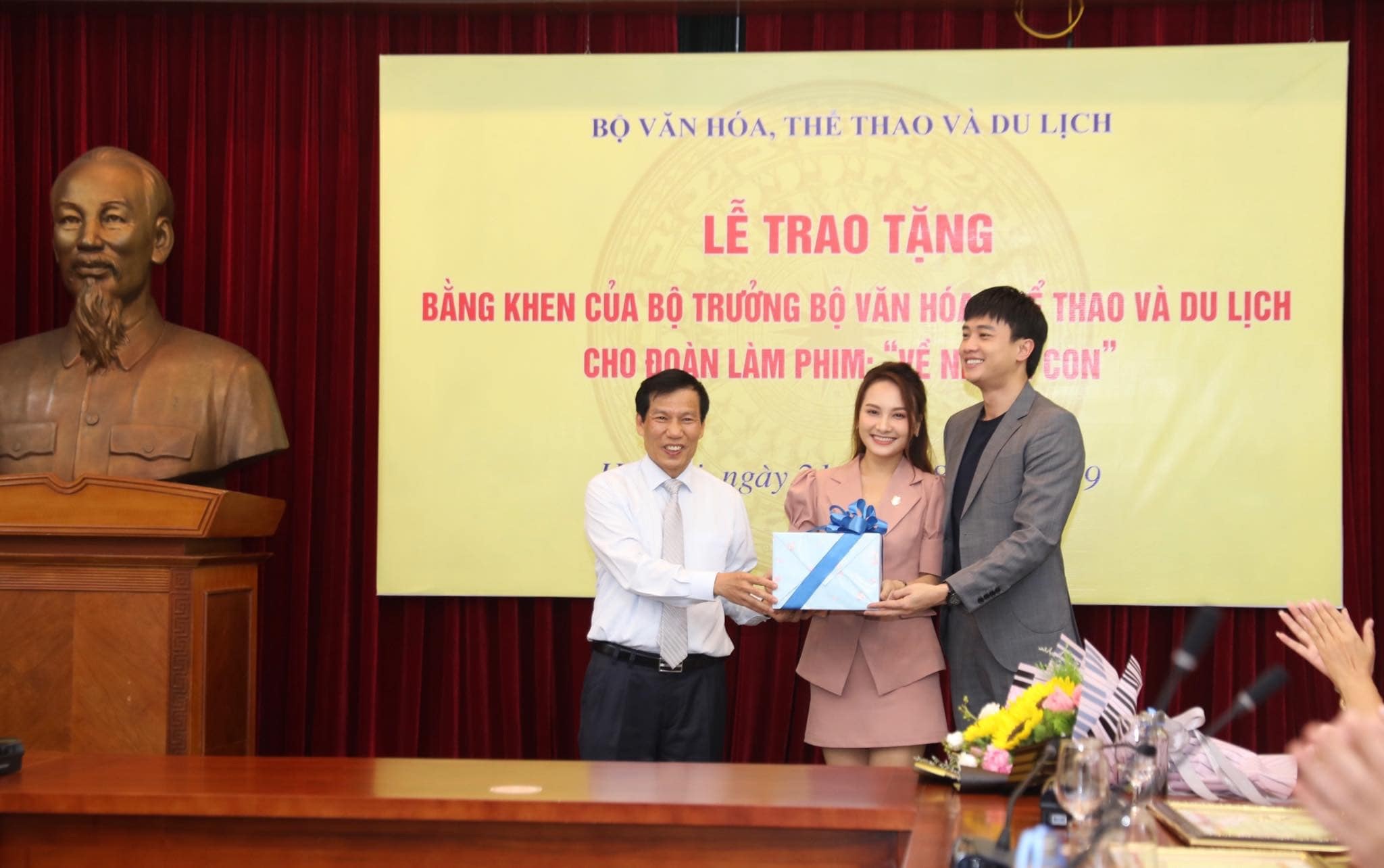 Đoàn phim “Về nhà đi con” được trao tặng bằng khen của Bộ Văn hoá