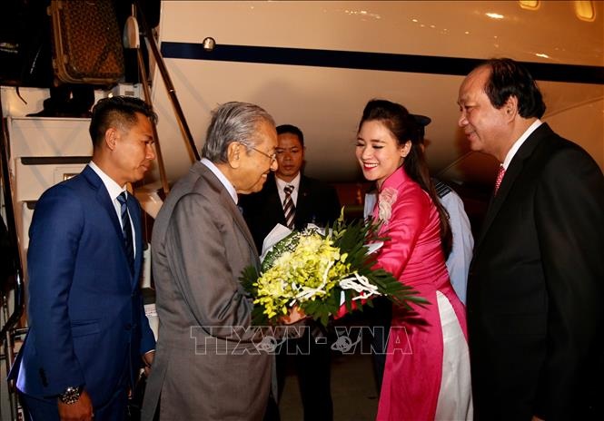 Thủ tướng Malaysia tới Hà Nội, bắt đầu thăm chính thức Việt Nam