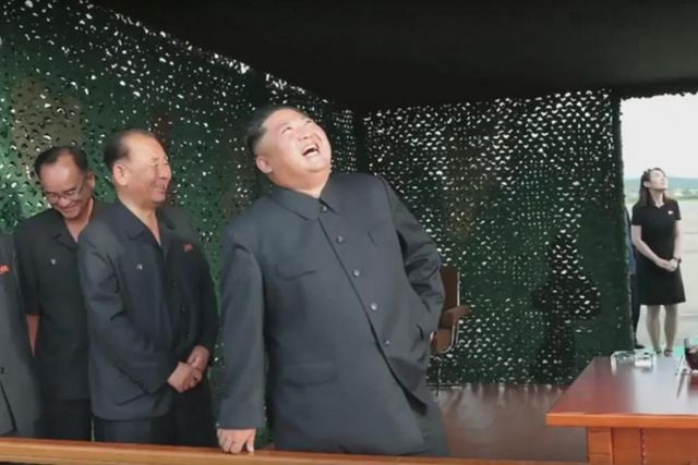 Em gái ông Kim Jong-un lần đầu công khai xuất hiện tại địa điểm thử tên lửa