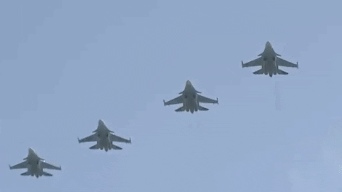Video 14 "chim sắt" quân sự Nga nối đuôi nhau hạ cánh xuống đường cao tốc