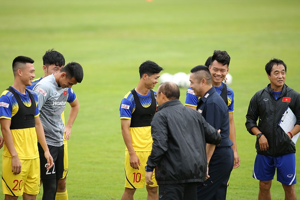 HLV Park Hang Seo bất ngờ gặp lại huyền thoại bóng đá Thái Lan