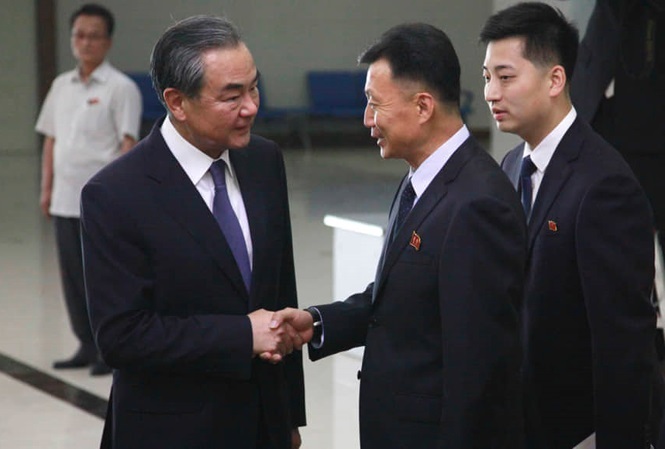 Căng thẳng với Mỹ, ngoại trưởng Trung Quốc bất ngờ thăm Triều Tiên