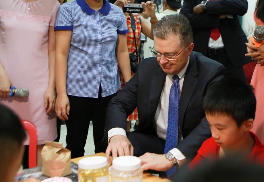 Đại sứ Mỹ múa lân, làm bánh Trung thu cùng trẻ khuyết tật ở Hà Nội