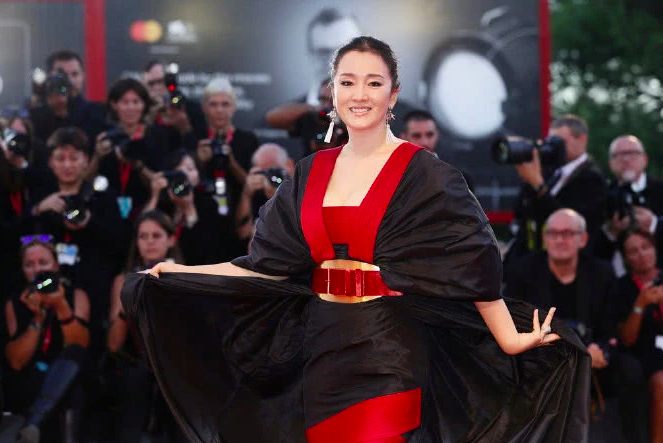 Củng Lợi khẳng định đẳng cấp nhan sắc tại LHP Venice