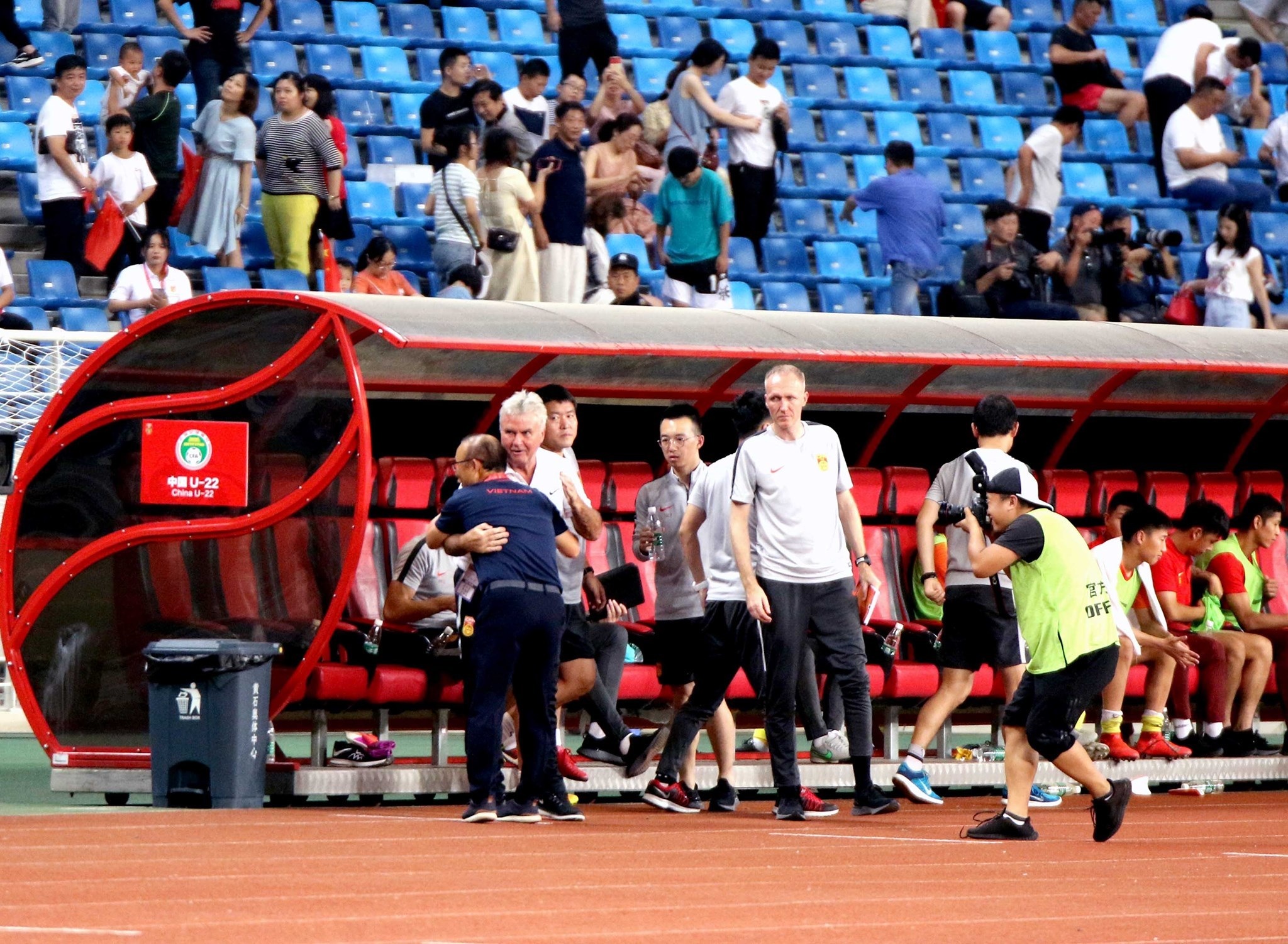 Báo Trung Quốc: “Thuê Hiddink thật tốn tiền, phí thời gian”