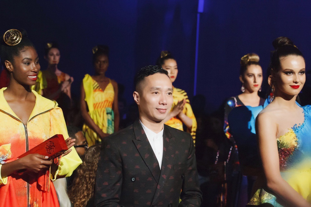 30 chiếc nón dát vàng cùng di sản Việt mở màn New York Couture Fashion Week