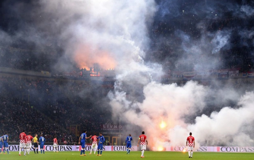 Sân Hàng Đẫy bị phạt 85 triệu đồng, bóng đá thế giới xử phạt pháo sáng như thế nào?