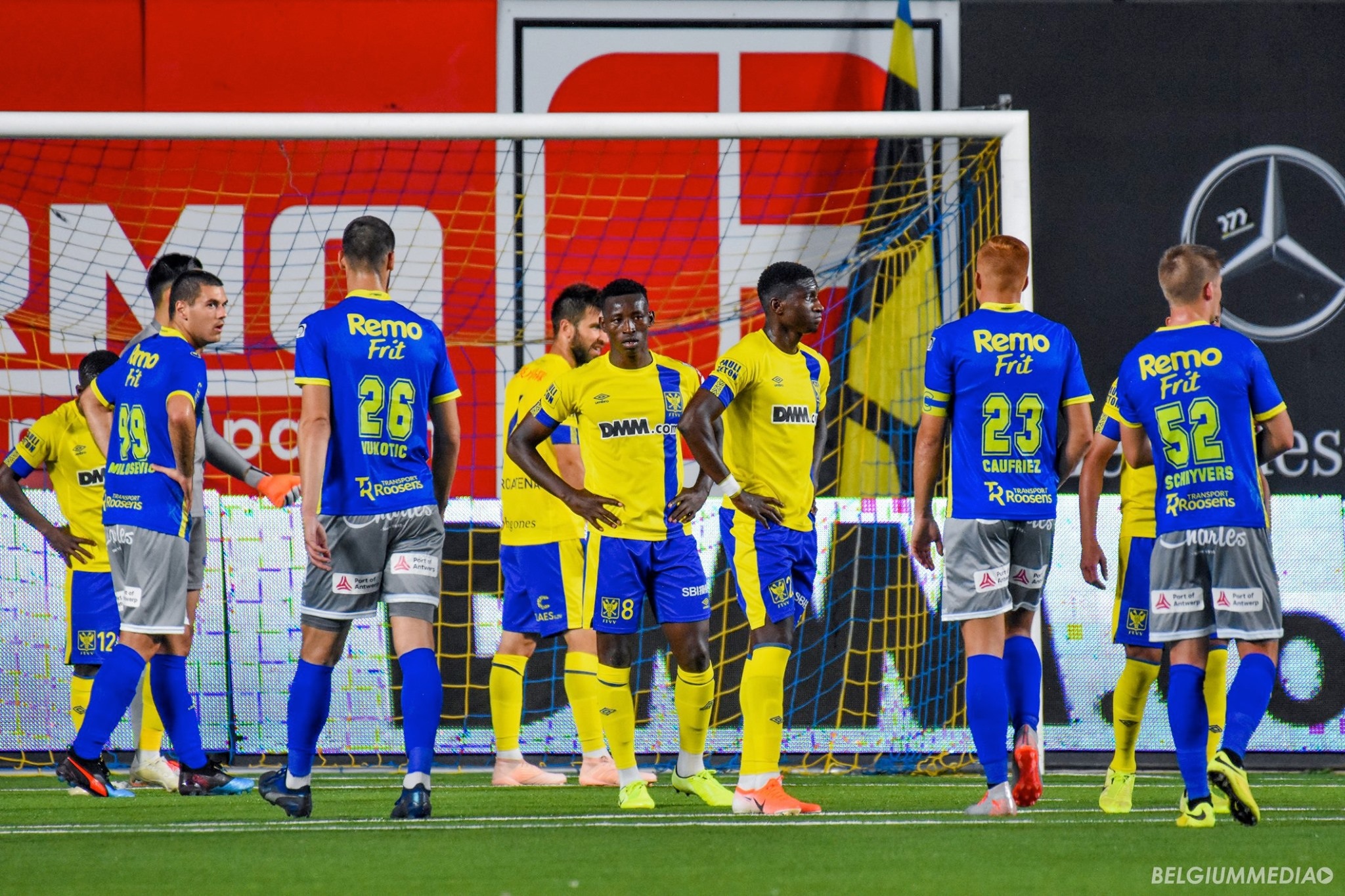 Sint-Truidense hòa may mắn đội cuối bảng nhờ bàn thắng phút bù giờ