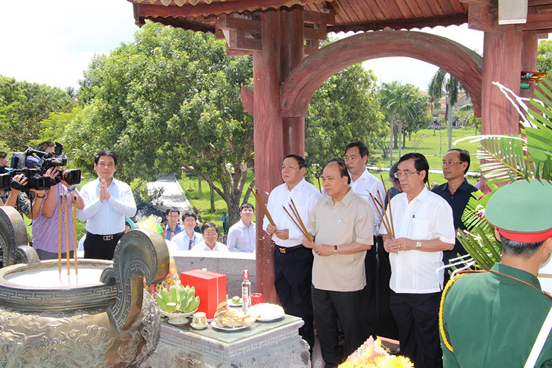 Thủ tướng dâng hương tri ân các liệt sĩ tại Thành cổ Quảng Trị